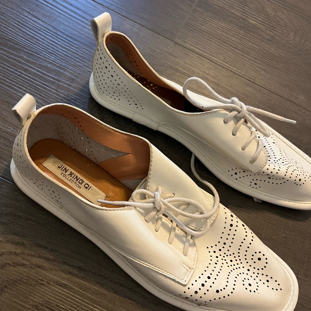 White Oxford/loafer style shoes in size 6.5